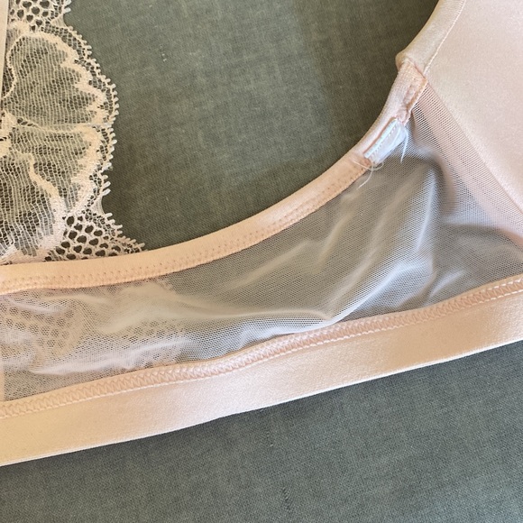 Lacy Pale Pink Front Close Bra - 36B - Picture 6 of 6